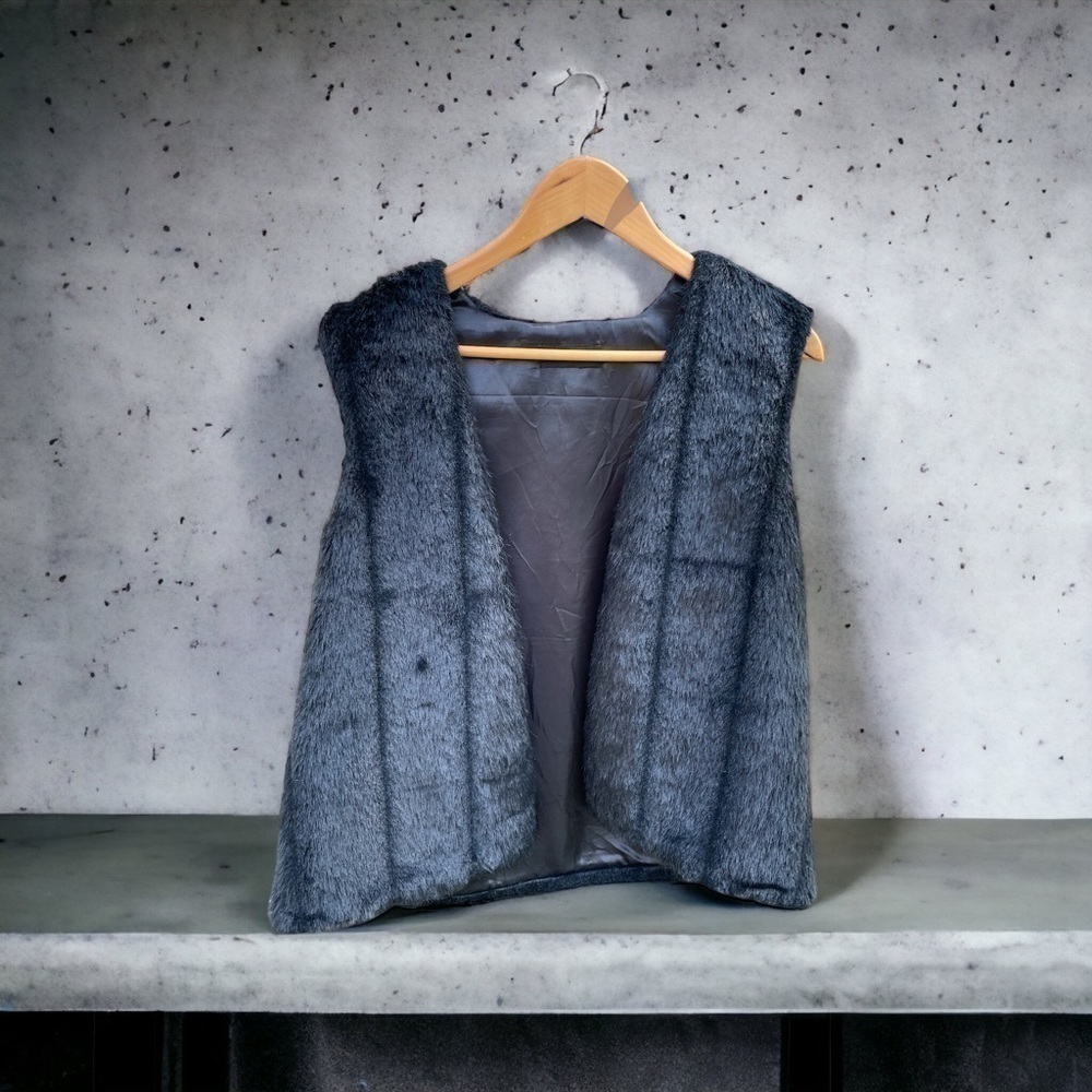 Silver stone vest, women’s,one size,faux fur, vintage 1990’s,very good condition